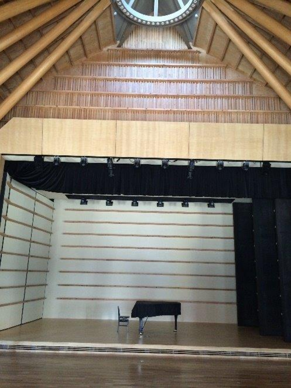 3_議場（きよらホール）舞台
